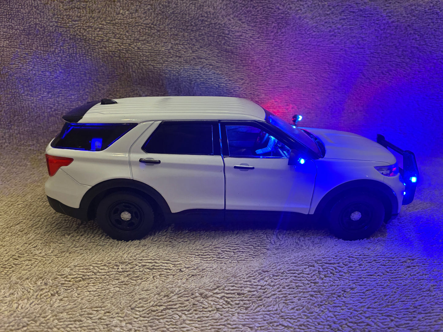 1/24 Scale 2022 Ford Explorer Police Slicktop Diecast Model Car – Custom Made with Working Lights & Siren – Highly Detailed Replica