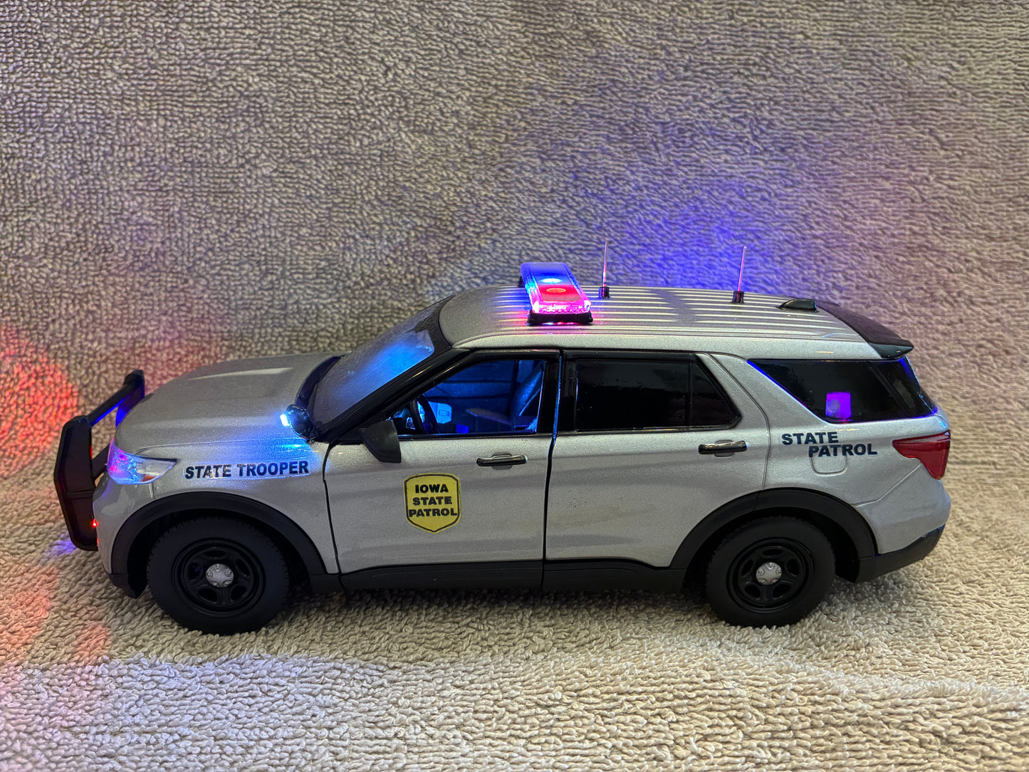 1/24 Scale 2022 Ford Explorer Iowa State Police Diecast Model Car – Custom Replica with Working LED Lights & Siren | Highly Detailed