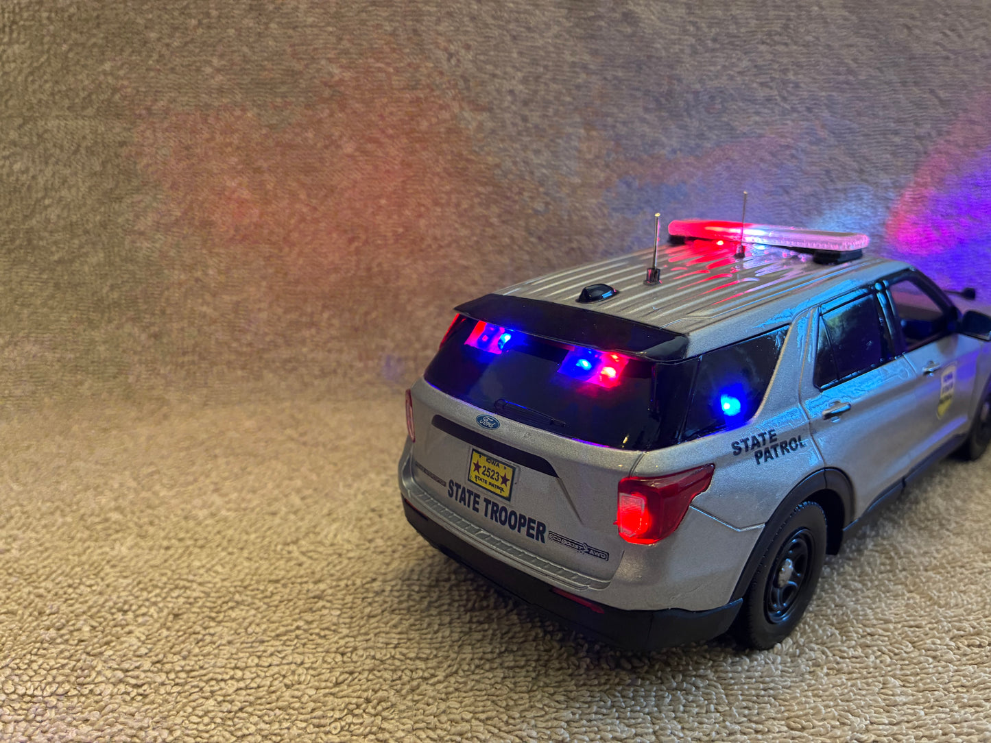 1/24 Scale 2022 Ford Explorer Iowa State Police Diecast Model Car – Custom Replica with Working LED Lights & Siren | Highly Detailed