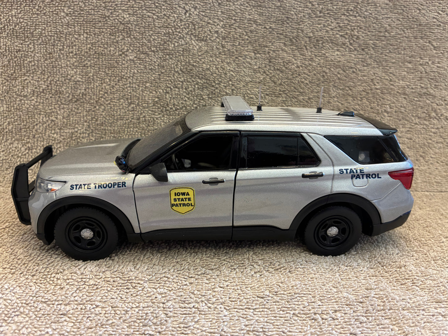 1/24 Scale 2022 Ford Explorer Iowa State Police Diecast Model Car – Custom Replica with Working LED Lights & Siren | Highly Detailed
