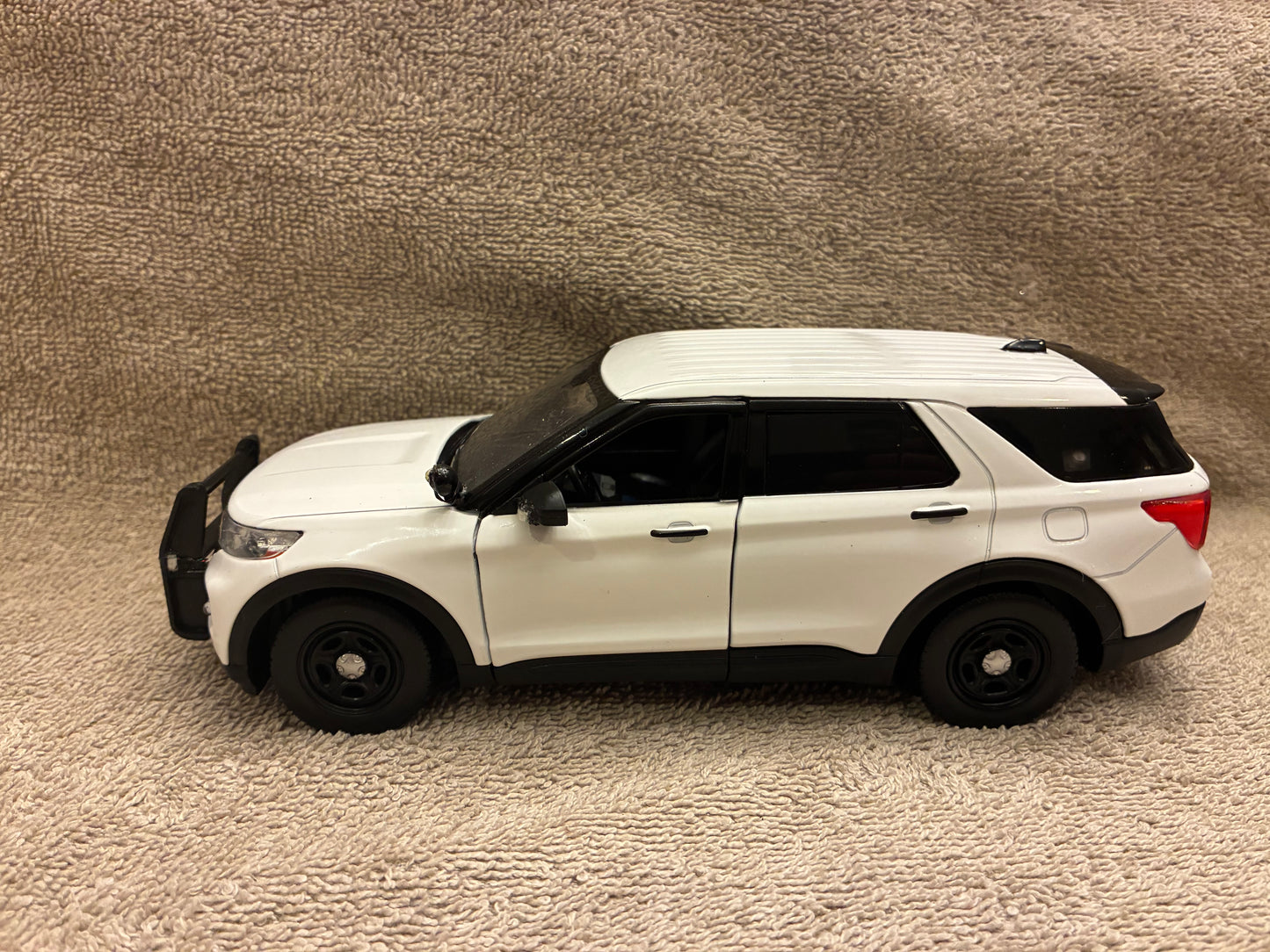 1/24 Scale 2022 Ford Explorer Police Slicktop Diecast Model Car – Custom Made with Working Lights & Siren – Highly Detailed Replica