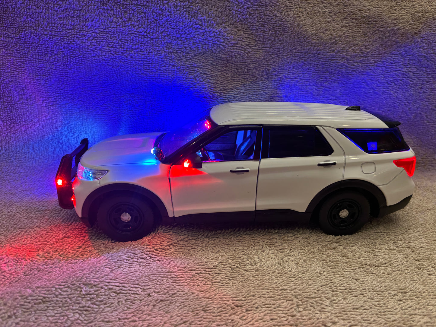 1/24 Scale 2022 Ford Explorer Police Slicktop Diecast Model Car – Custom Made with Working Lights & Siren – Highly Detailed Replica
