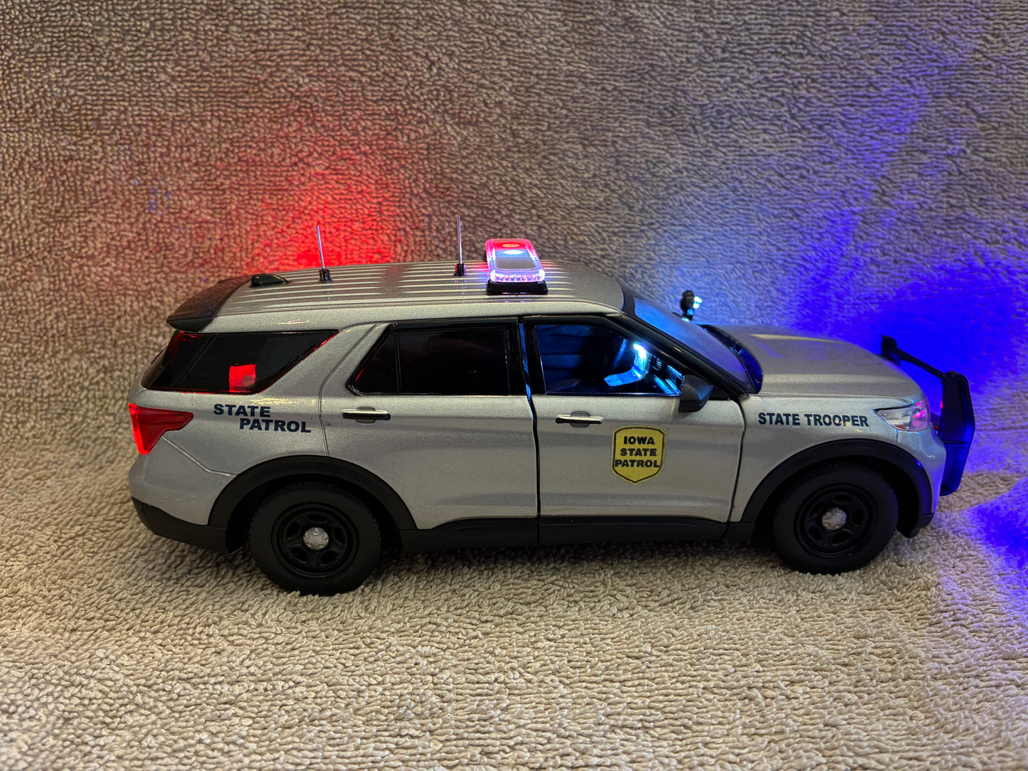 1/24 Scale 2022 Ford Explorer Iowa State Police Diecast Model Car – Custom Replica with Working LED Lights & Siren | Highly Detailed