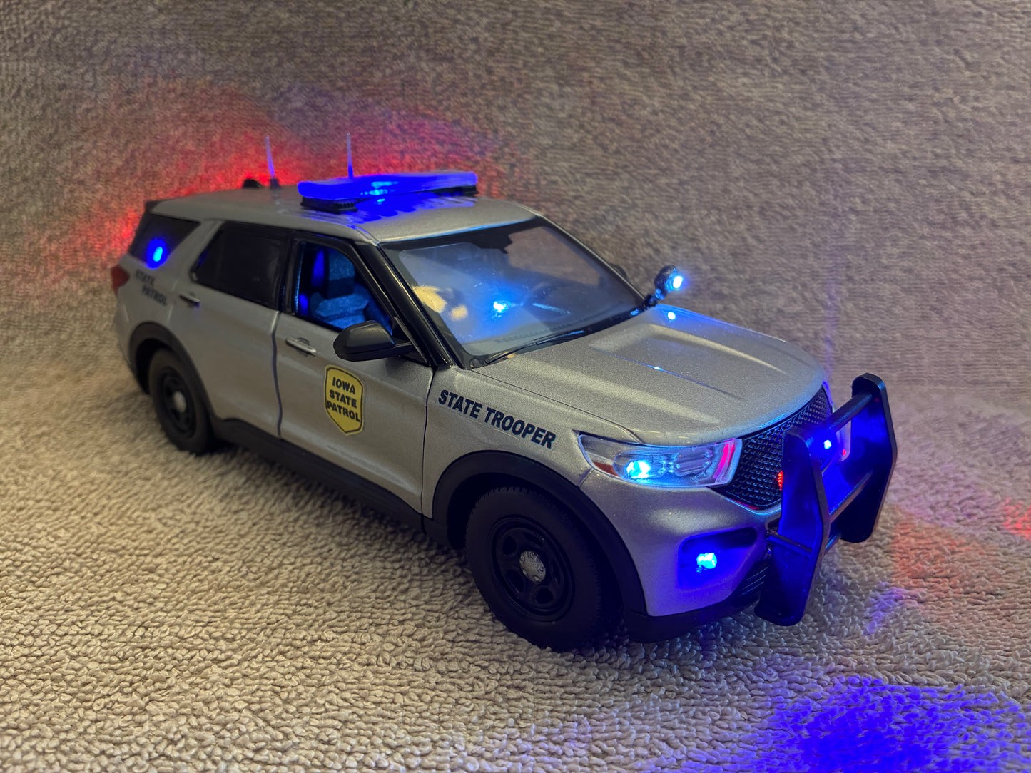 1/24 Scale 2022 Ford Explorer Iowa State Police Diecast Model Car – Custom Replica with Working LED Lights & Siren | Highly Detailed
