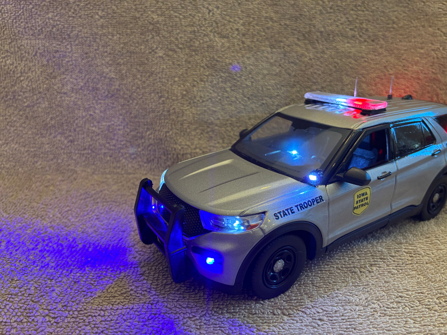 1/24 Scale 2022 Ford Explorer Iowa State Police Diecast Model Car – Custom Replica with Working LED Lights & Siren | Highly Detailed