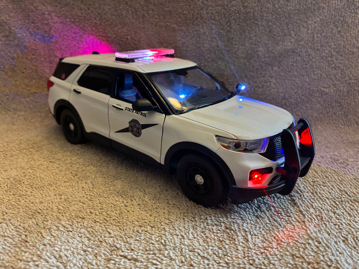 1/24 Scale 2022 Ford Police Explorer Washington State Police – Custom Diecast Model Car w/ Working LED Lights & Siren | Badboys Creations