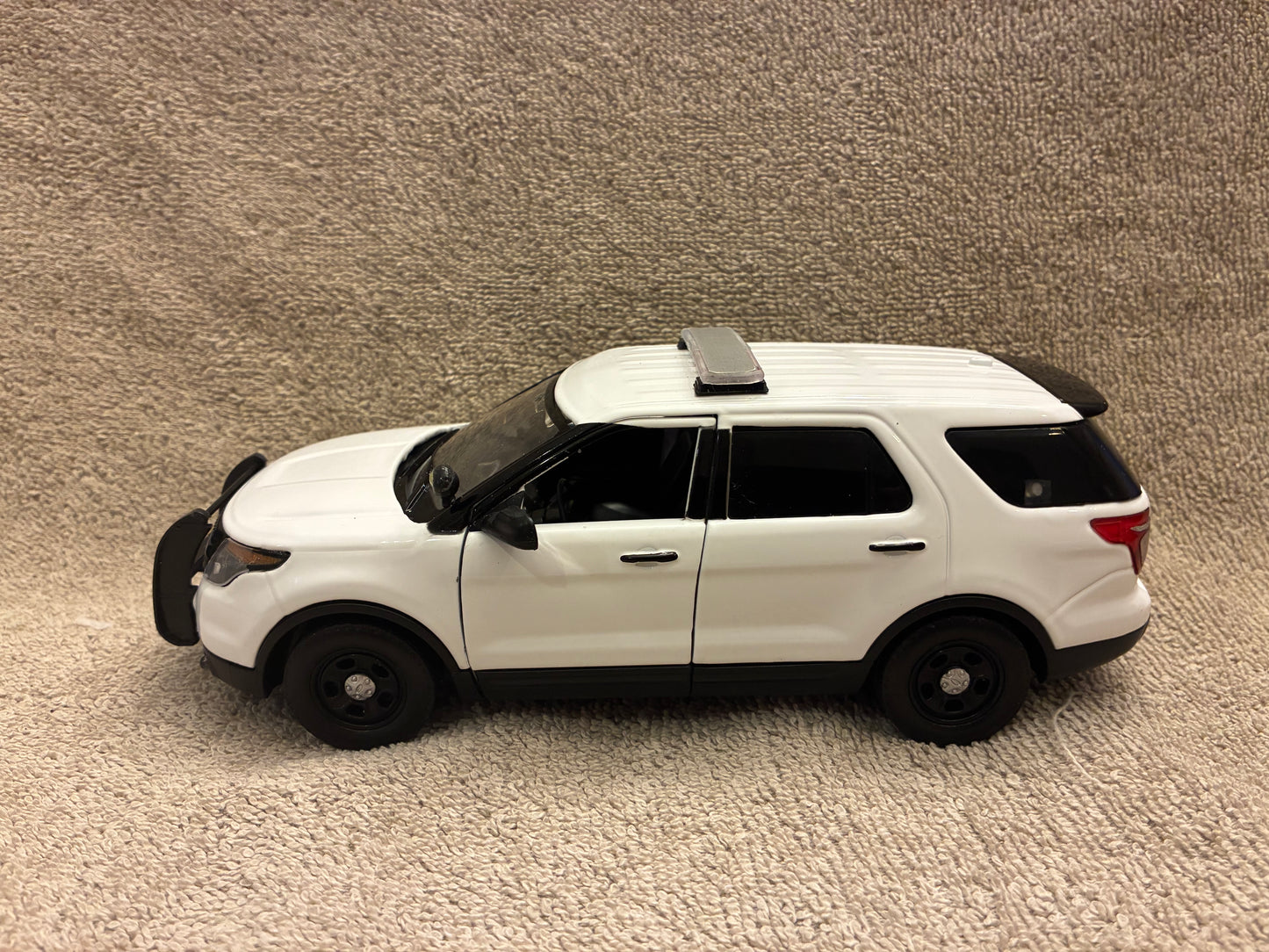 1/24 Scale 2015 Ford Explorer Police Diecast Model Car – Working Lights & Siren – Custom Made Replica