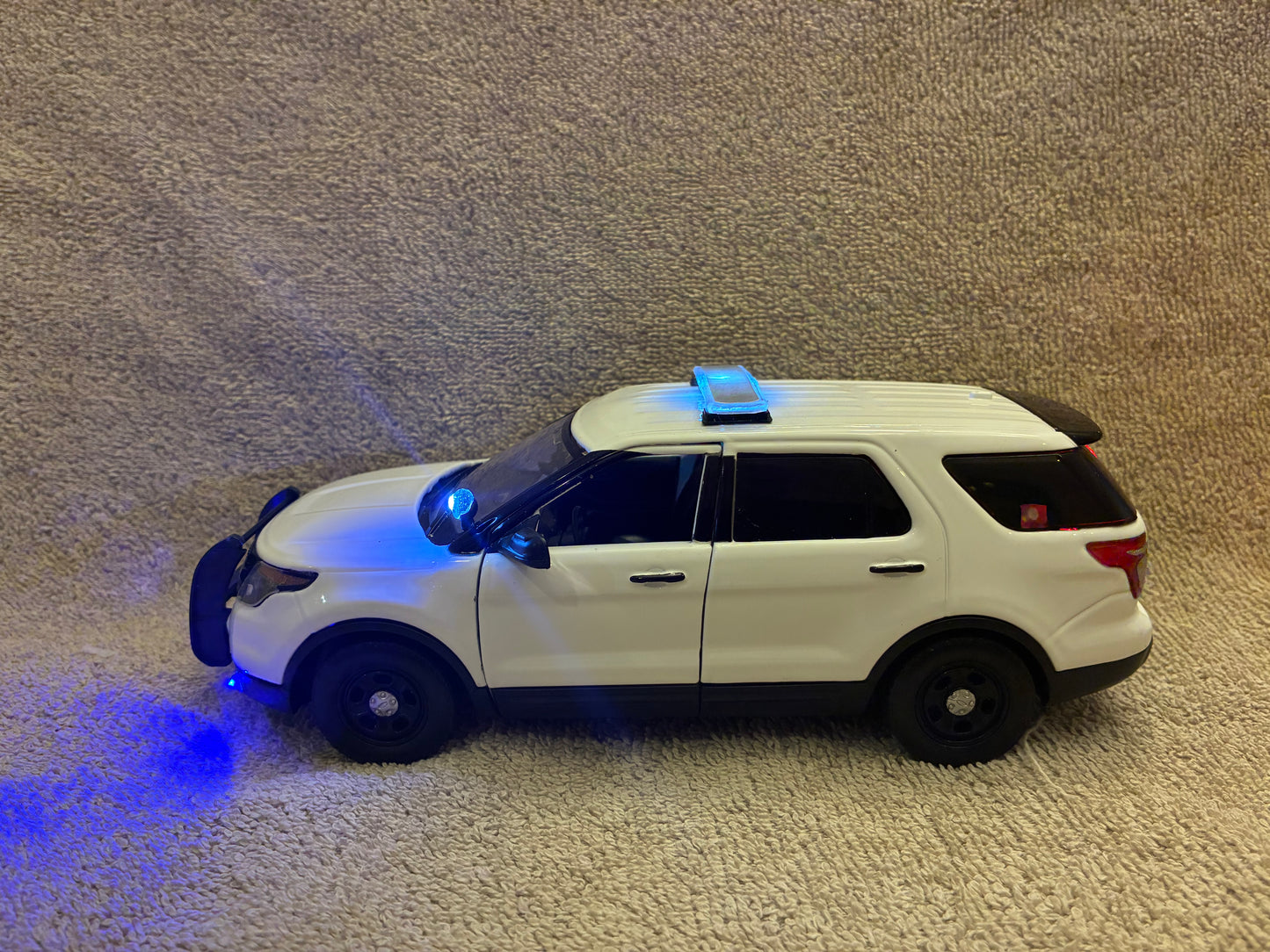 1/24 Scale 2015 Ford Explorer Police Diecast Model Car – Working Lights & Siren – Custom Made Replica