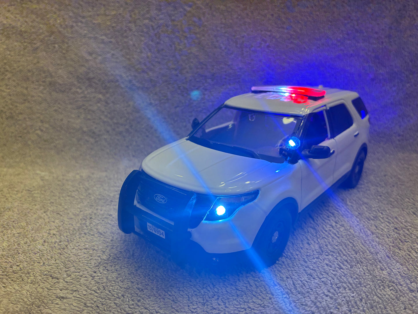 1/24 Scale 2015 Ford Explorer Police Diecast Model Car – Working Lights & Siren – Custom Made Replica