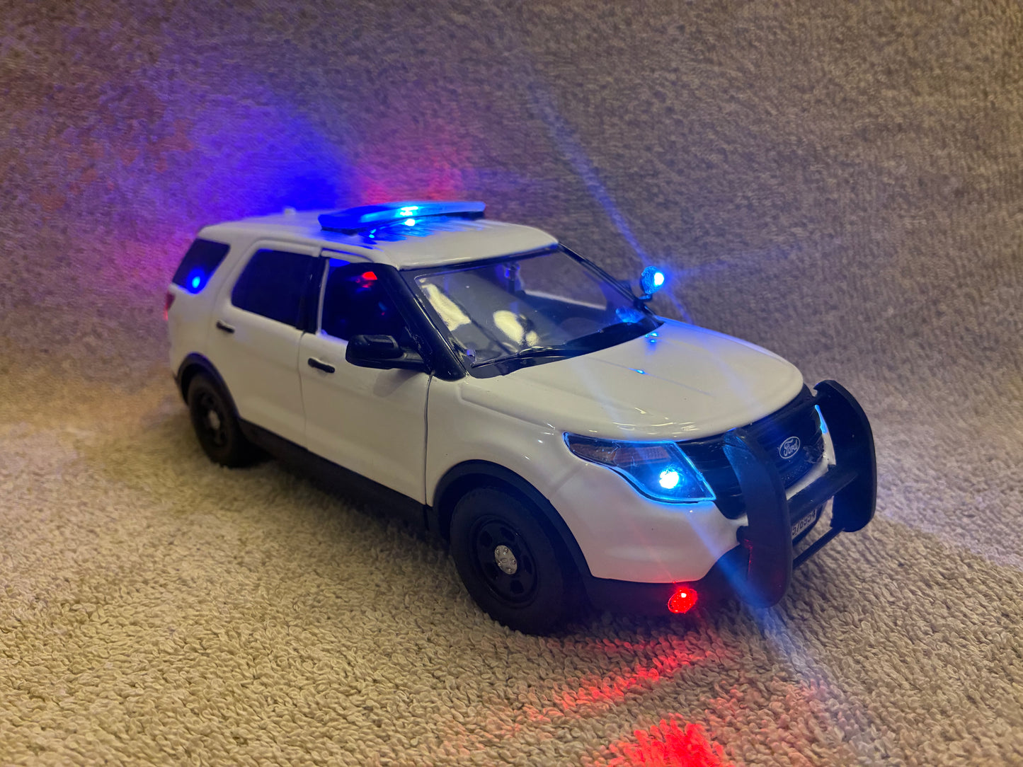 1/24 Scale 2015 Ford Explorer Police Diecast Model Car – Working Lights & Siren – Custom Made Replica