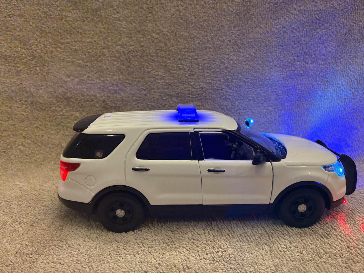 1/24 Scale 2015 Ford Explorer Police Diecast Model Car – Working Lights & Siren – Custom Made Replica