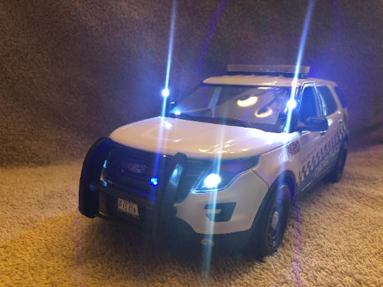 1/18 scale Chicago Police Diecast Ford Explorer with working lights and siren