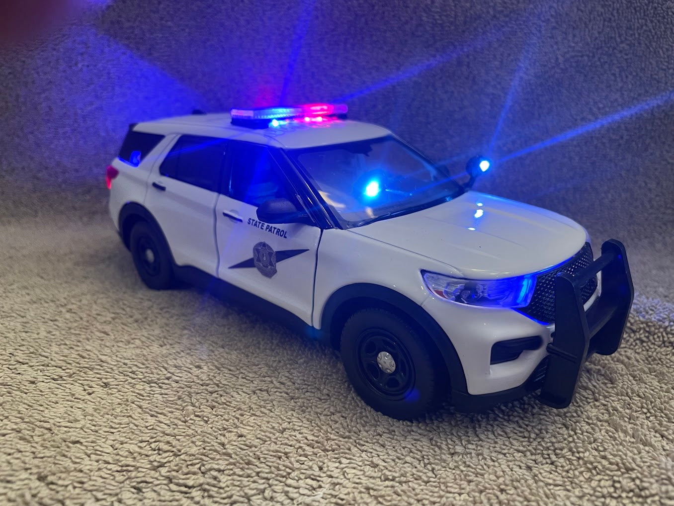 1/24 scale Washington State Diecast Model Police car with working lights and siren