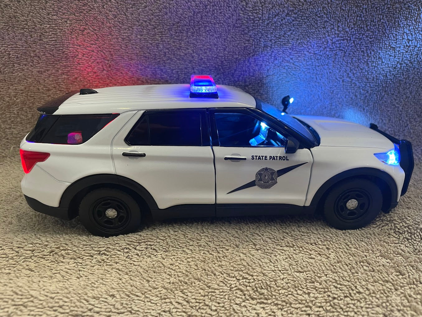 1/24 scale Washington State Diecast Model Police car with working lights and siren