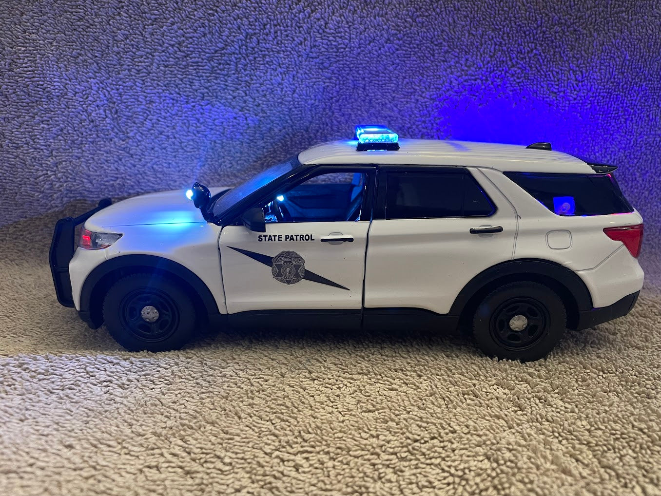 1 24 scale Washington State Diecast Model Police car with working lights and siren